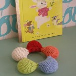 Hochet Fleur en crochet Anne-Claire Petit